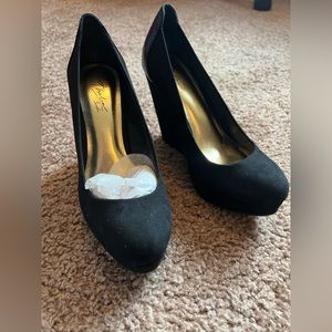 Cute wedge heel shoes size 6.5
